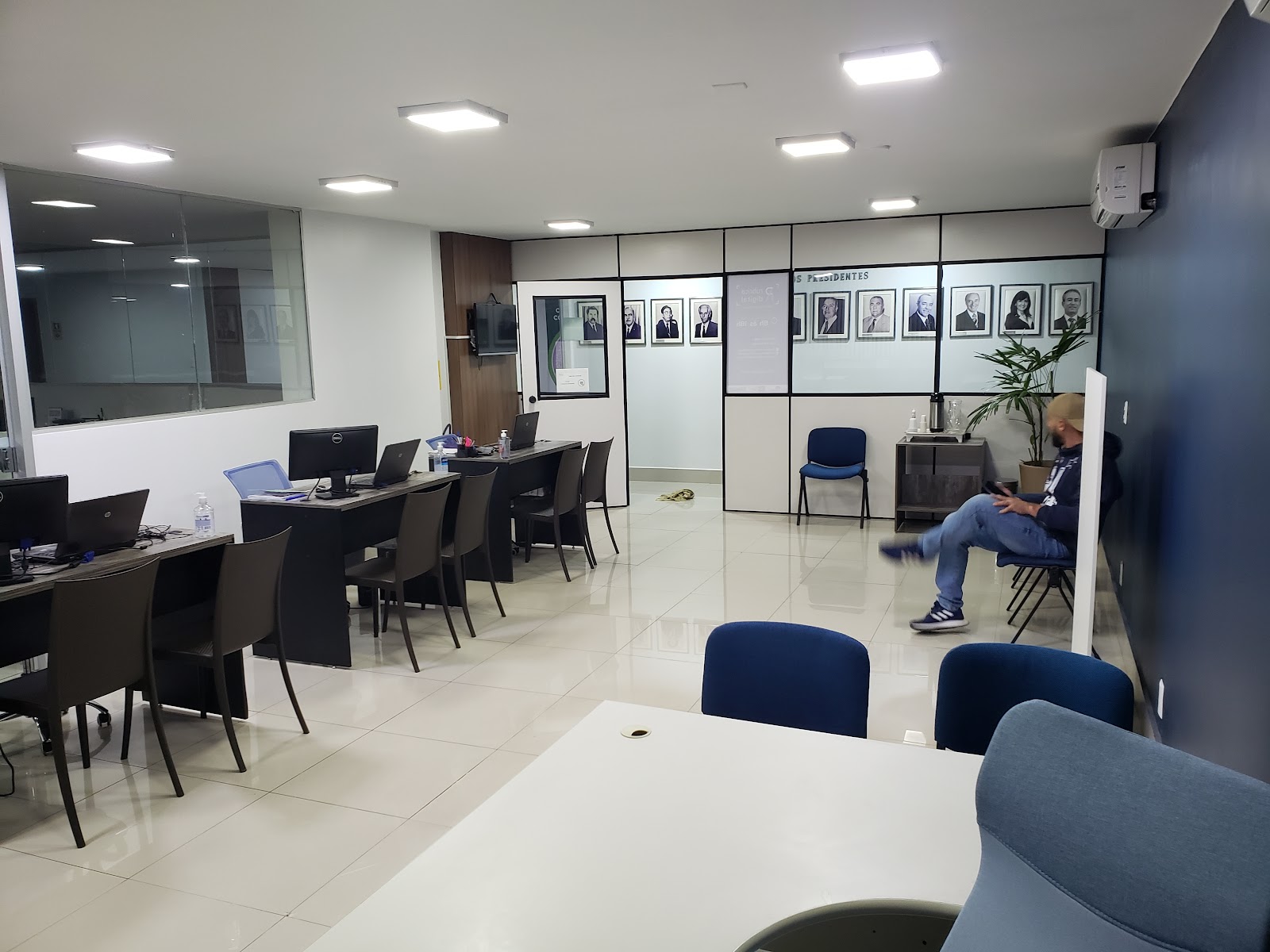 Sala de atendimento da Rubrica Digital - mesas com computadores e equipe trabalhando