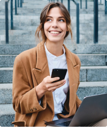 Pessoa sorrindo segurando celular e laptop ao ar livre - uso típico do certificado digital A3 em nuvem (imagem oficial Syngular Sync)