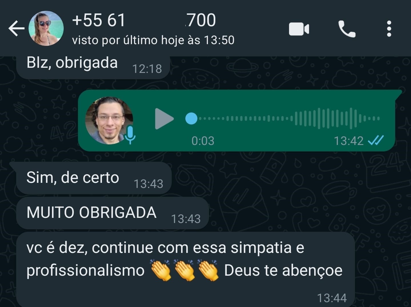 Print real de conversa no WhatsApp: cliente responde ao áudio da equipe com 'MUITO OBRIGADA' e 'vc é dez, continue com essa simpatia e profissionalismo, Deus te abençoe'. Telefone parcialmente oculto.